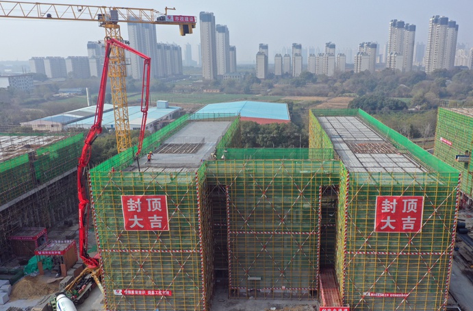 南昌縣人才公共實訓基地項目教學樓主體結(jié)構(gòu)封頂6911.jpg