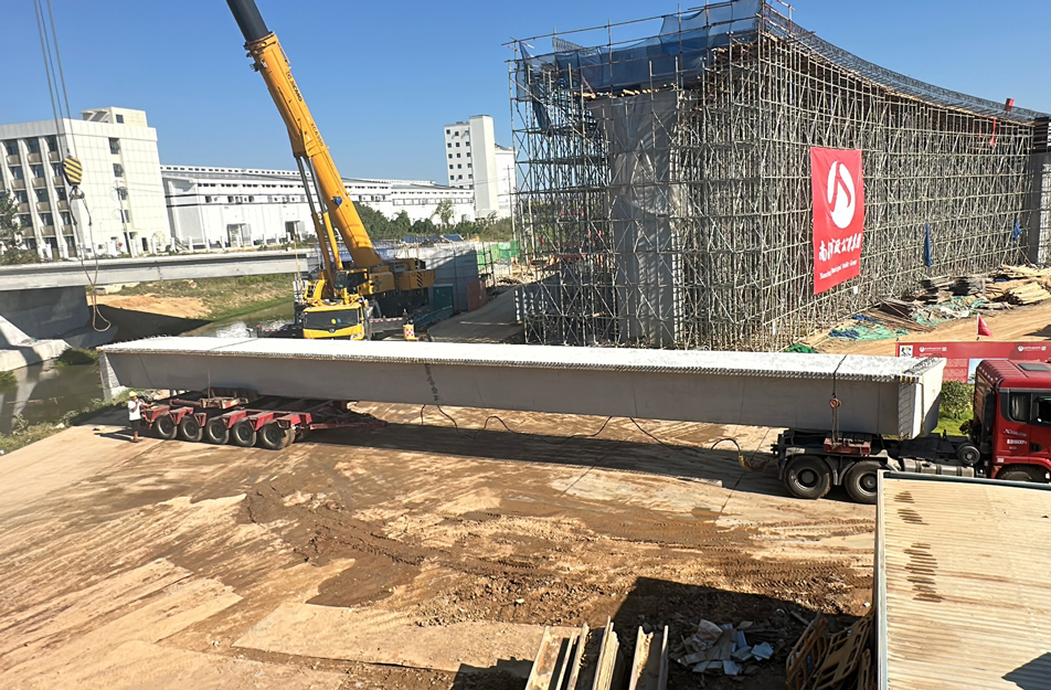 深南互通立交項目完成跨渠橋關鍵梁體吊裝 6片大型箱梁精準安裝
